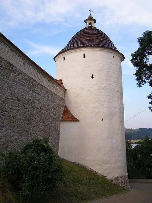 Cylindryczna baszta murów klasztornych