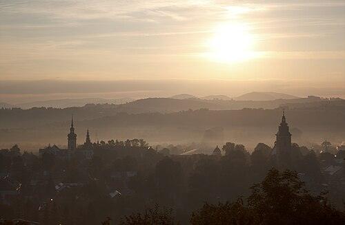 Stary Sącz o świcie – sylwetki klasztoru i fary nad mgłą