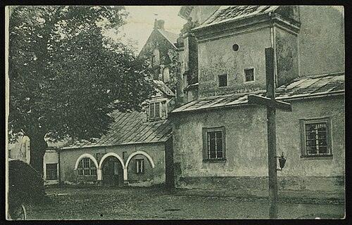 Podwórze klasztoru św. Kingi – pocztówka z początku XX w.